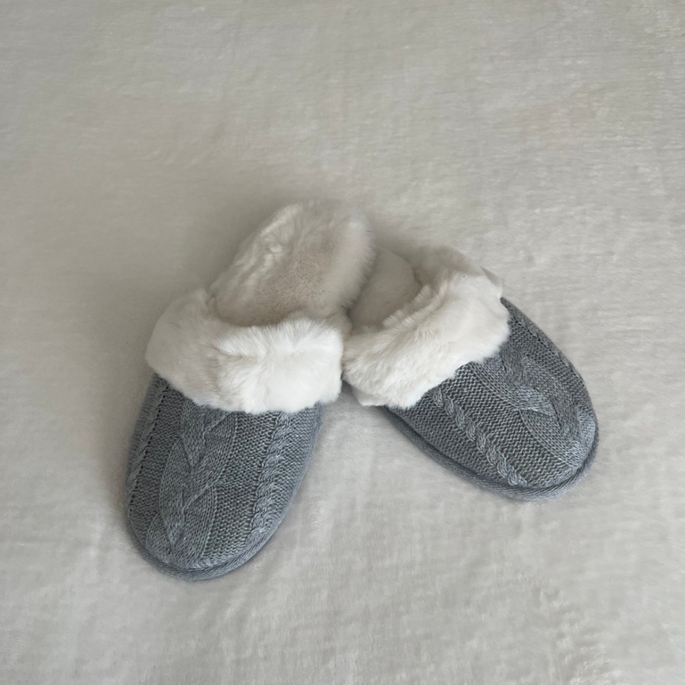 NWOT Victoria's Secret Gray and White Cozy Slippers Size L